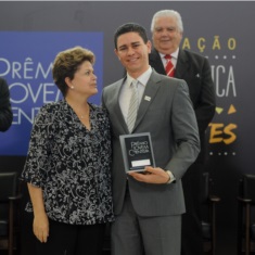 Dias recebe o Prêmio Jovem Cientista da presidente da República, Dilma Rousseff
